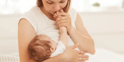 شیردادن به نوزاد زیر دستگاه زردی